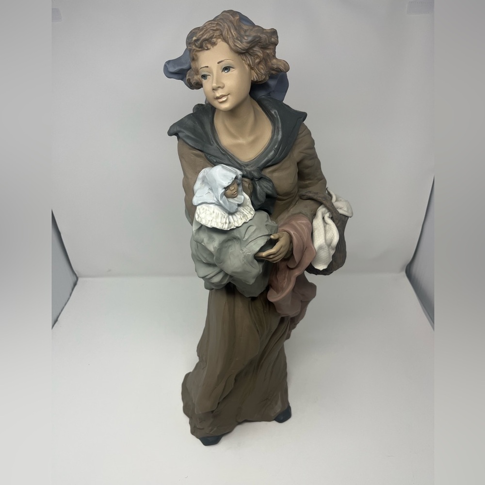 Rare LLADRO "Motherly Love" Goyesca Series Mother/Baby Retired- With Box